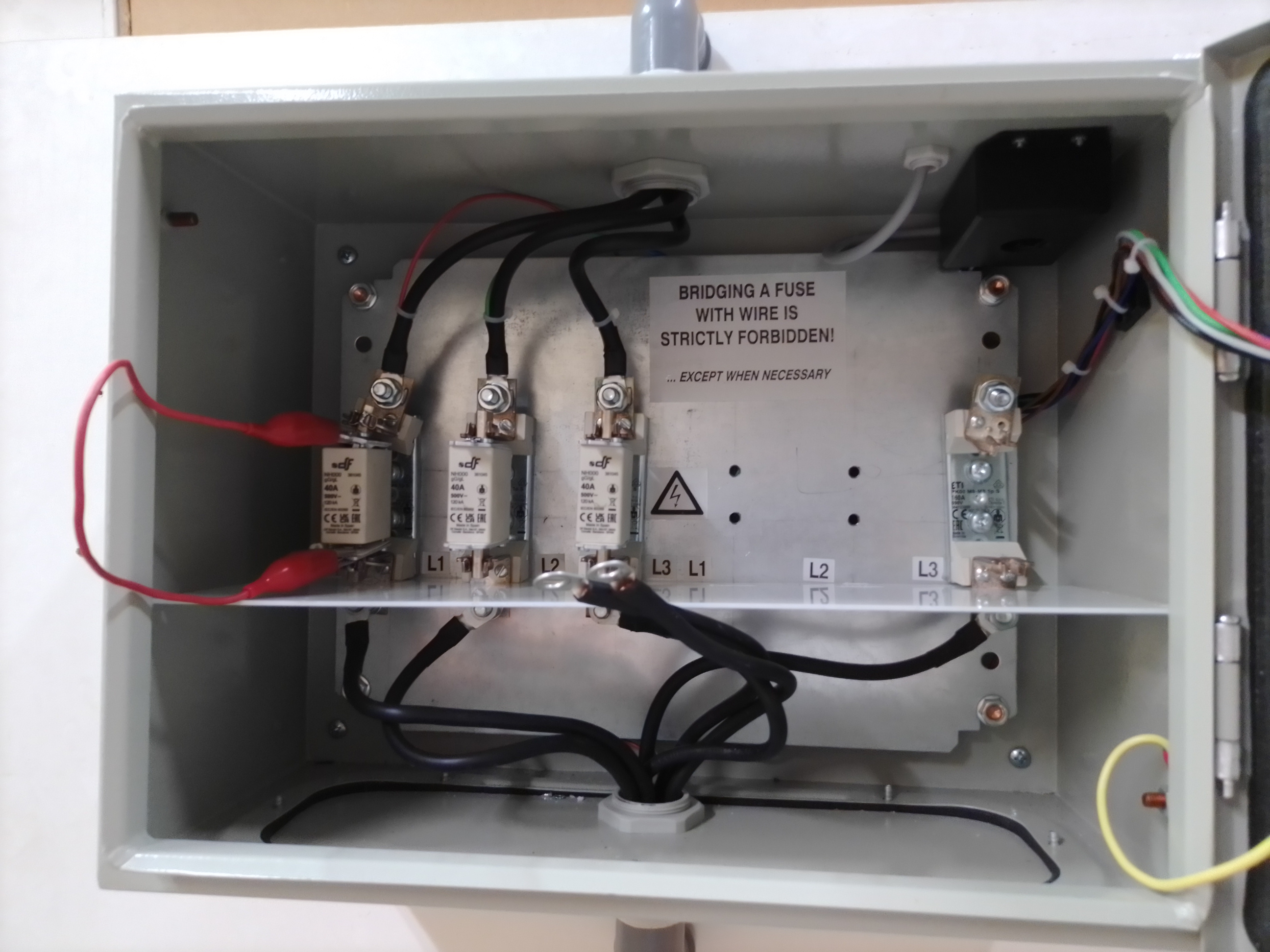 FC4-Fuse Panel Puzzle Inside the fuse chamber, holders and bridge wire