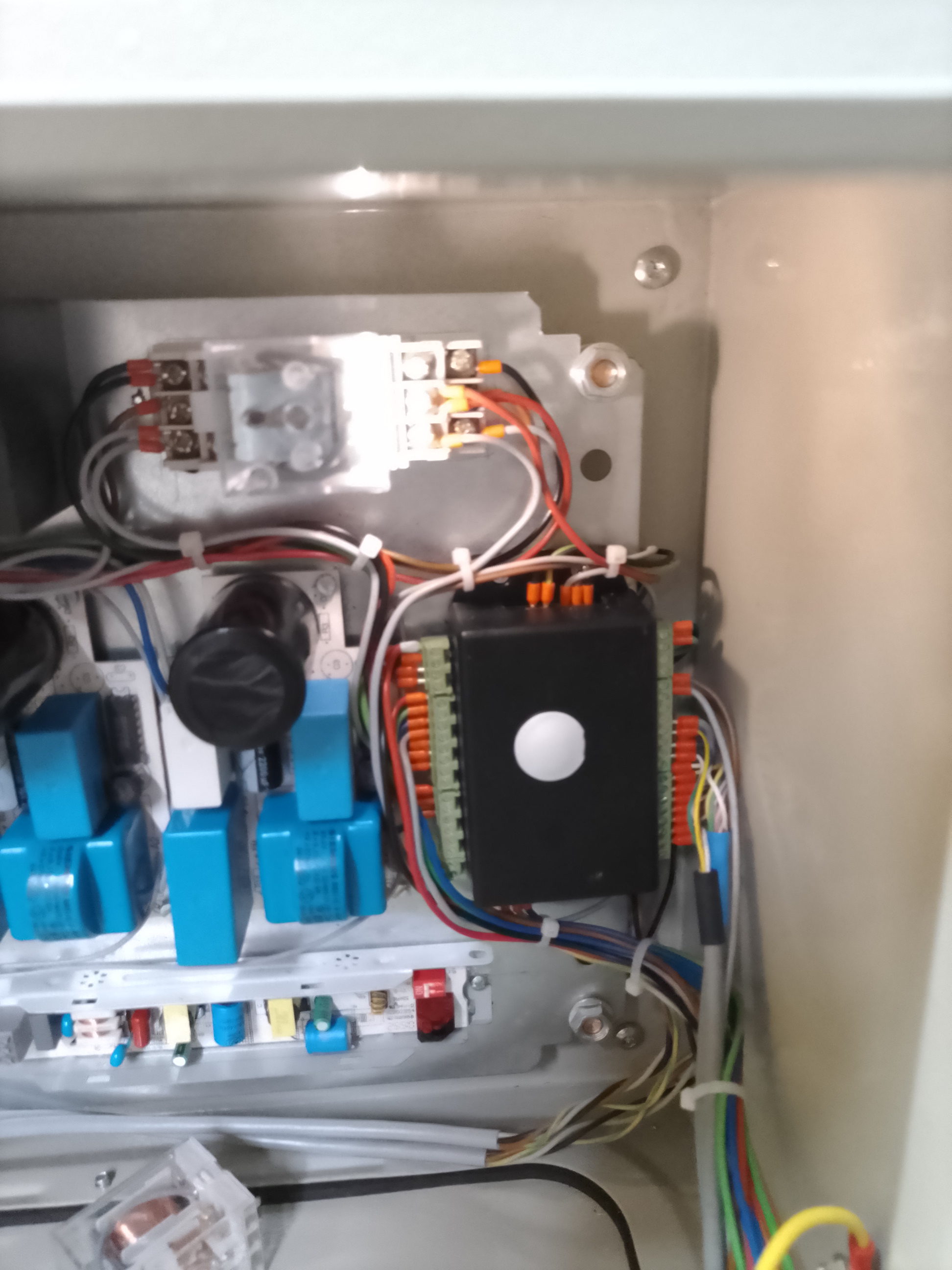 VR4-Voltage Regulator Puzzle Close-up of the bridged fuse holder with wire